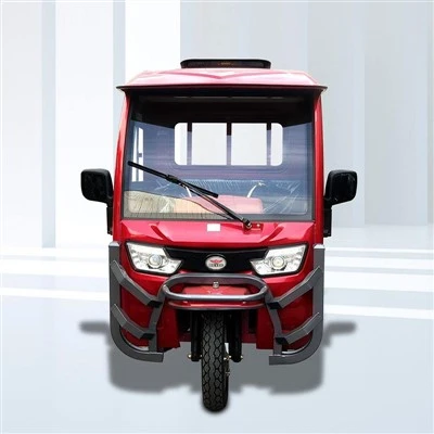 Triciclo eléctrico con cabina completamente cerrada